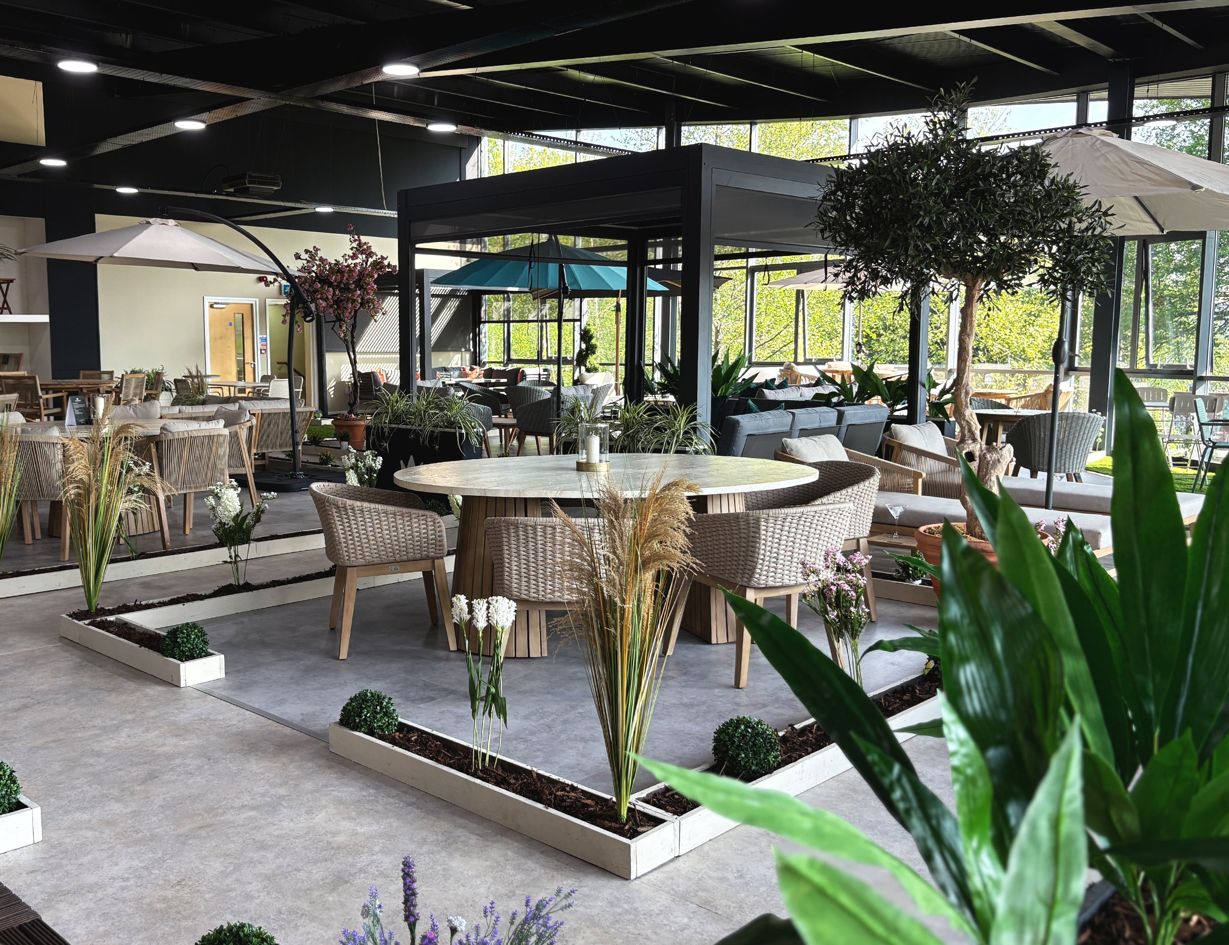 Royalcraft showroom with outdoor dining and lounge furniture