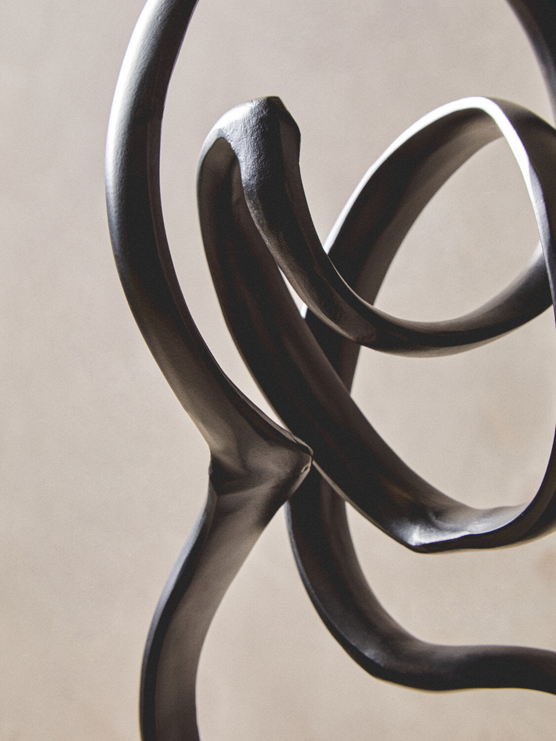 Image of Mirano Black Finish Aluminium Knot Sculpture - Lifestyle
