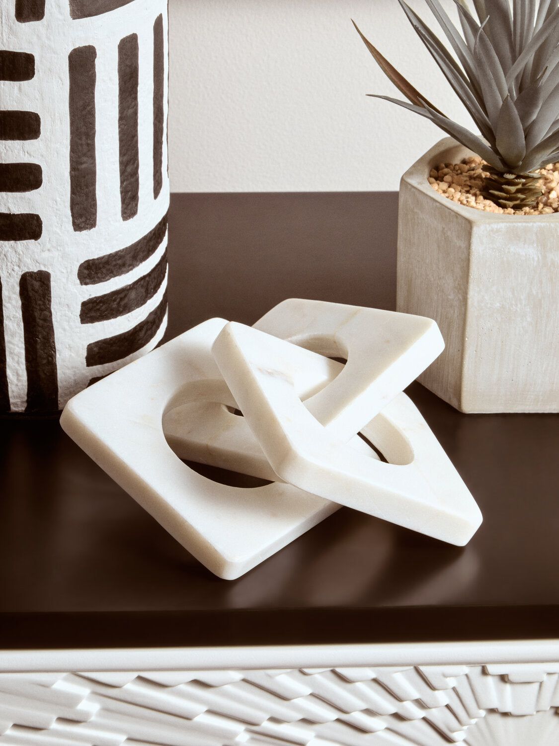 Image of Nason White Marble Three Link Chain - Lifestyle