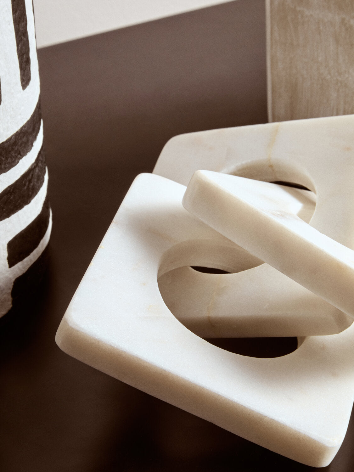 Image of Nason White Marble Three Link Chain - Lifestyle