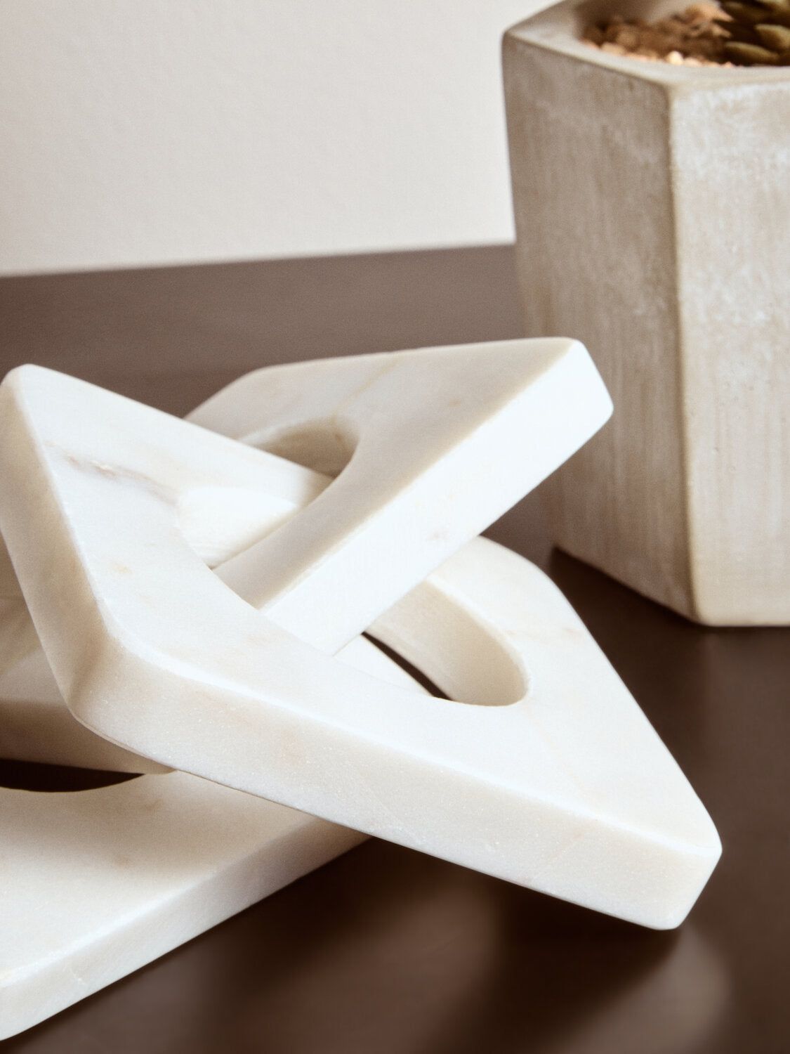 Image of Nason White Marble Three Link Chain - Lifestyle