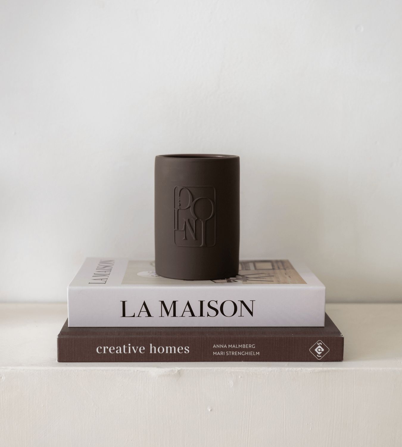 Image of Dolni Large Tobacco & Oud Candle